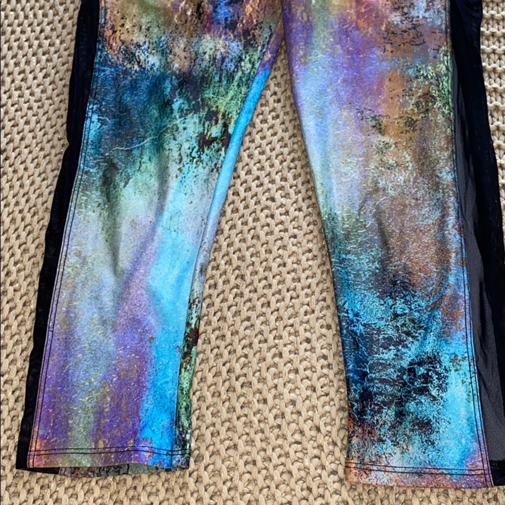 Patterned Cropped Leggings - Picture 3 of 5